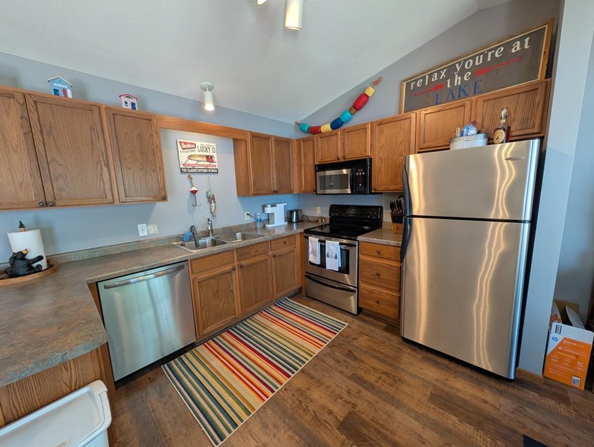 Stunning 3-Bedroom Condo with Breathtaking Lake Views of the - photo 7