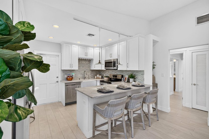 Beautifully updated Florida Ranch home overlooking Cliff Lake - photo 12