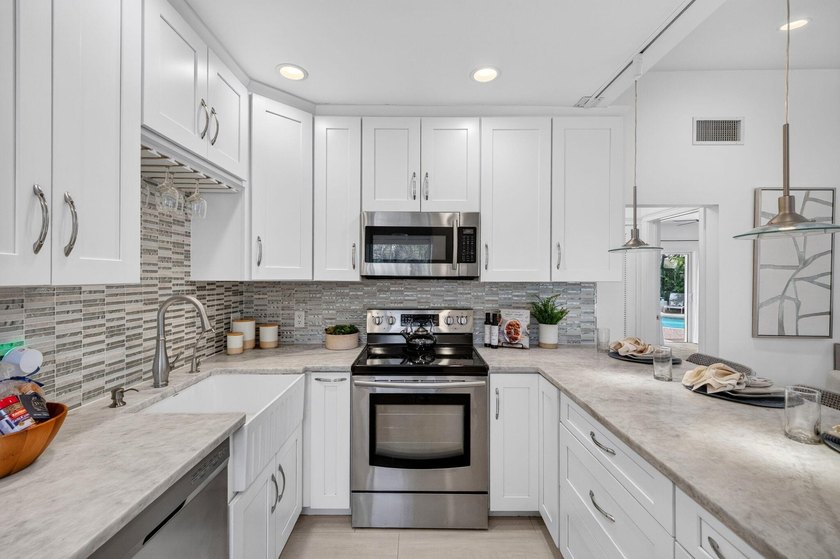 Beautifully updated Florida Ranch home overlooking Cliff Lake - photo 14