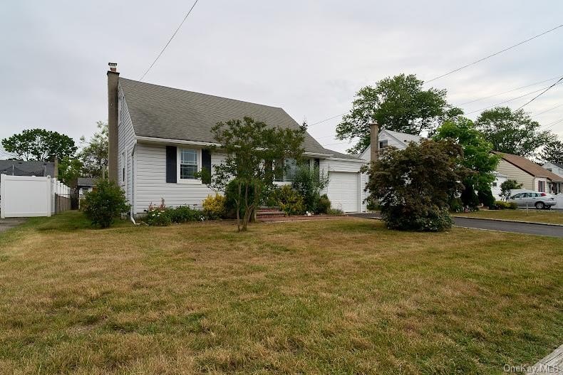 WELCOME TO 161 VAN BUREN STREET, WEST BABYLON... This delightful - photo 2