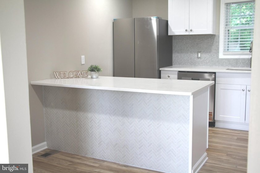 Looking for more home for your money? This beautifully renovated - photo 5
