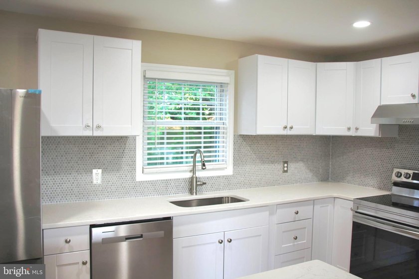 Looking for more home for your money? This beautifully renovated - photo 6