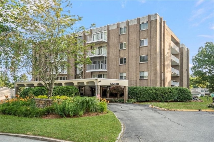 Empty Nesters or 1st time buyers! 2 bedroom, 2 bathroom one - photo 2