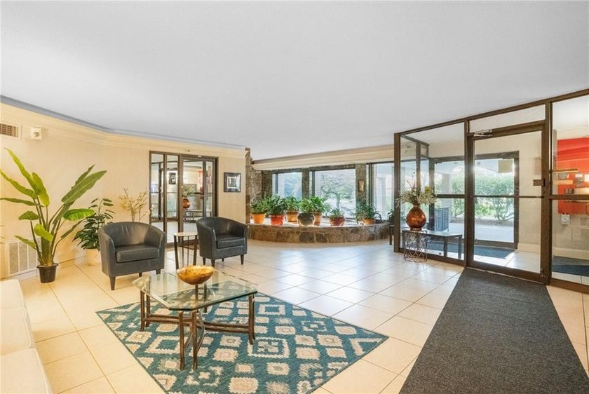Empty Nesters or 1st time buyers! 2 bedroom, 2 bathroom one - photo 5