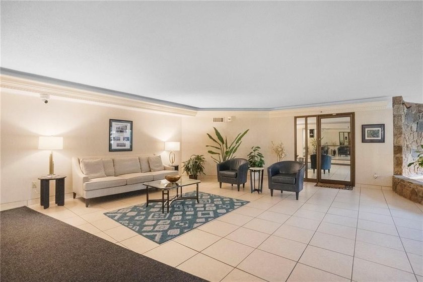 Empty Nesters or 1st time buyers! 2 bedroom, 2 bathroom one - photo 7