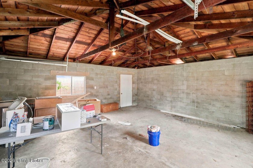Beautifully renovated brick ranch offering 2 spacious bedrooms - photo 31