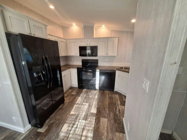 Make your new home in Riverside, a well-maintained - photo 2