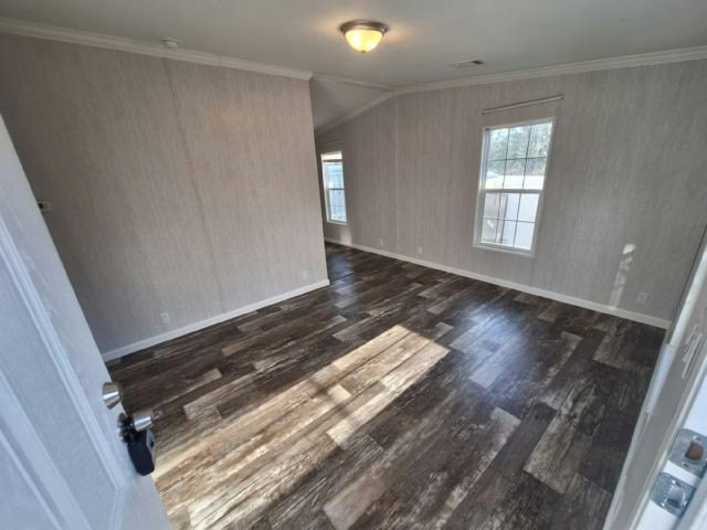 Make your new home in Riverside, a well-maintained - photo 3