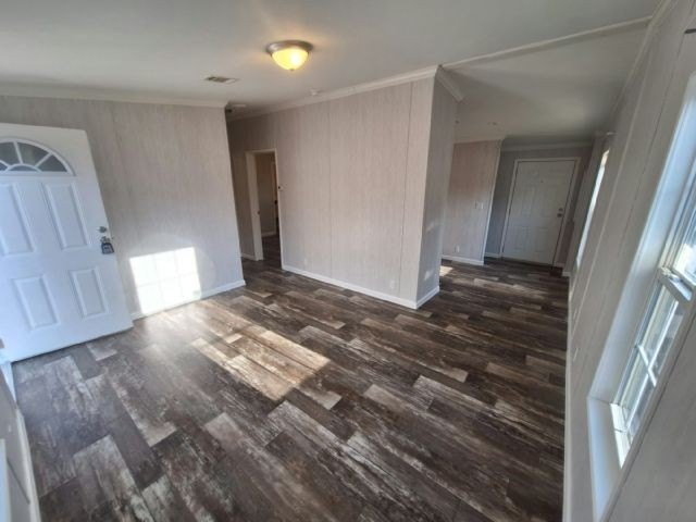 Make your new home in Riverside, a well-maintained - photo 4