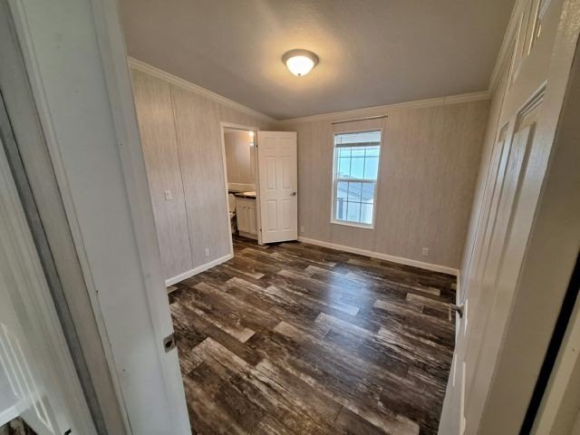 Make your new home in Riverside, a well-maintained - photo 6