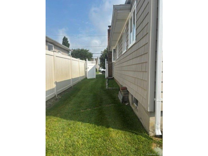 Lindenhurst Ranch, 3 Bedrooms, LR w/ Fireplace, Enclosed Sunroom - photo 6