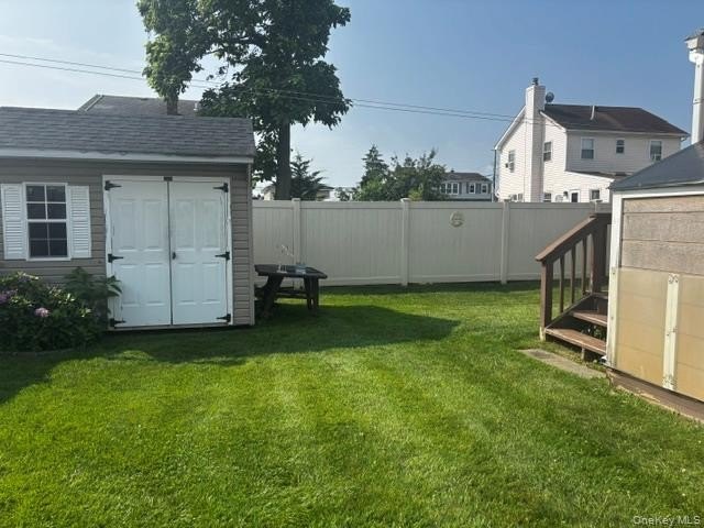 Lindenhurst Ranch, 3 Bedrooms, LR w/ Fireplace, Enclosed Sunroom - photo 8
