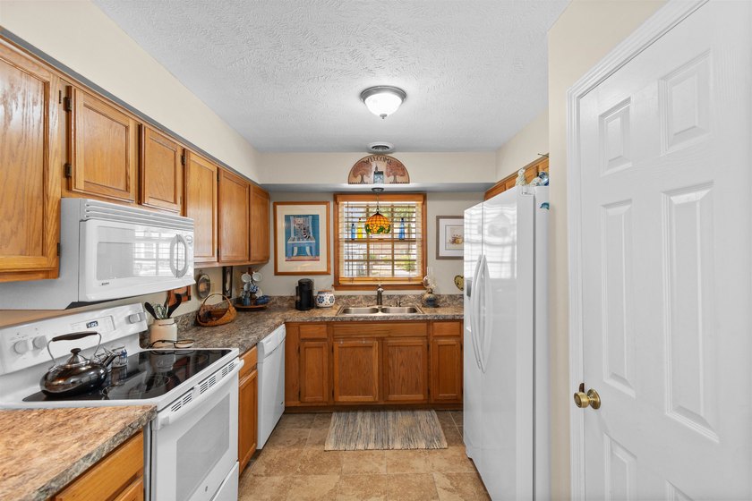Welcome to this beautifully maintained condo in Carolina Ridge - photo 3