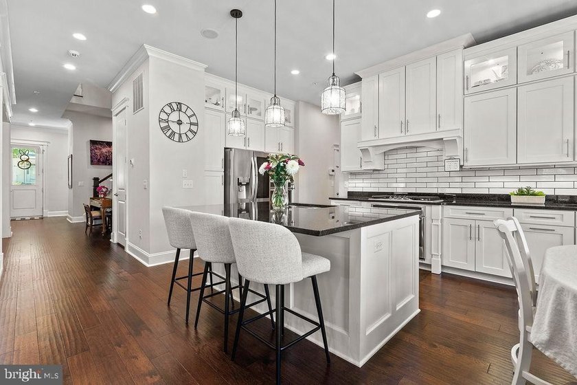 Welcome to an exceptional residence where luxury, comfort, and - photo 9