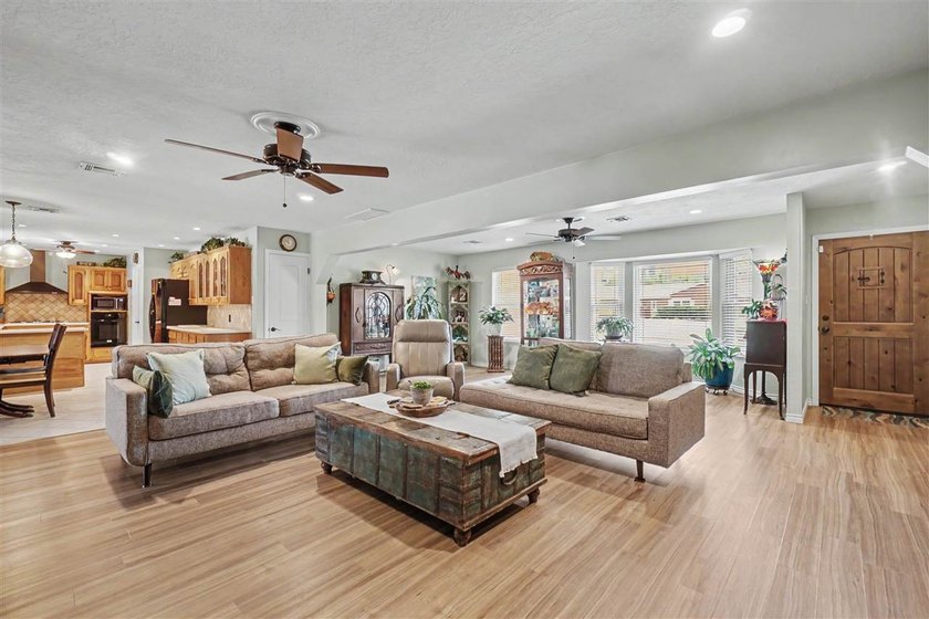 Absolutely beautiful, totally updated home in a prime location! - photo 11