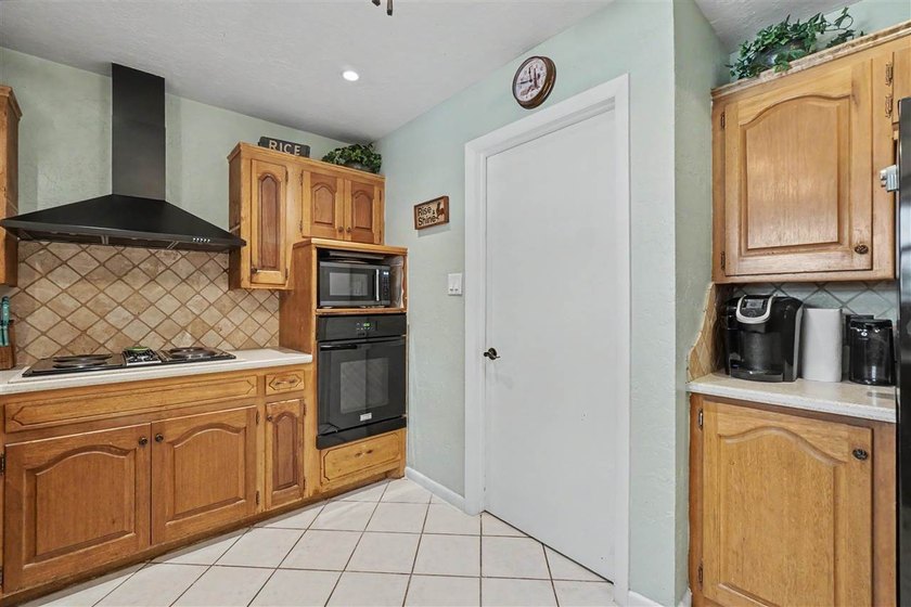 Absolutely beautiful, totally updated home in a prime location! - photo 15