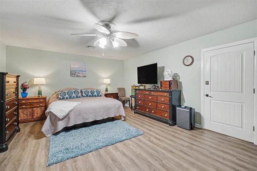Absolutely beautiful, totally updated home in a prime location! - photo 24
