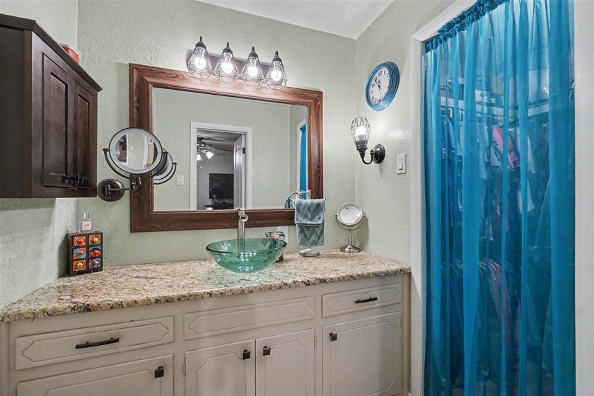 Absolutely beautiful, totally updated home in a prime location! - photo 28