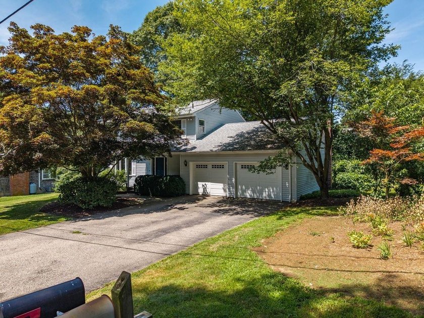 Stunning 3 bed, 2.5 bath Custom Built Colonial nestled in the - photo 2