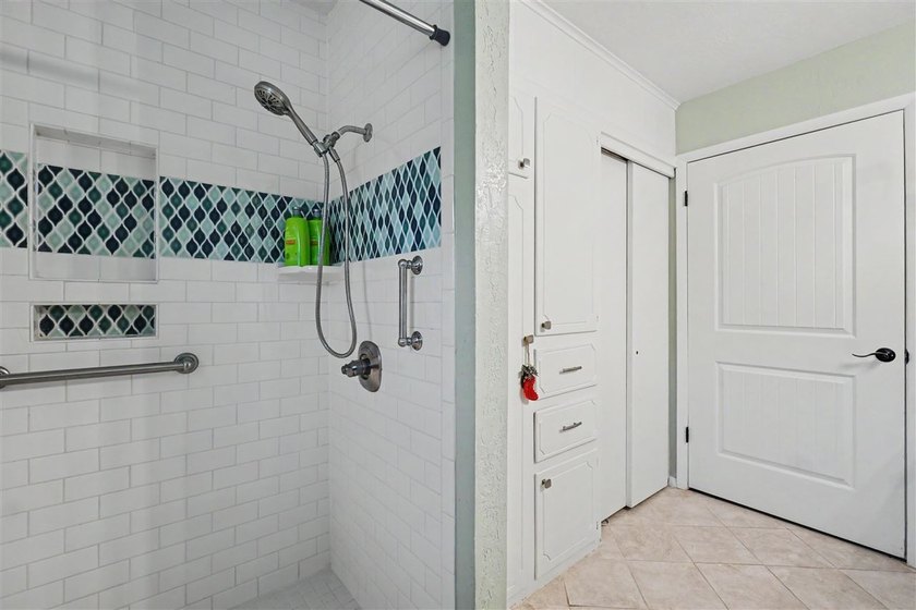 Absolutely beautiful, totally updated home in a prime location! - photo 34