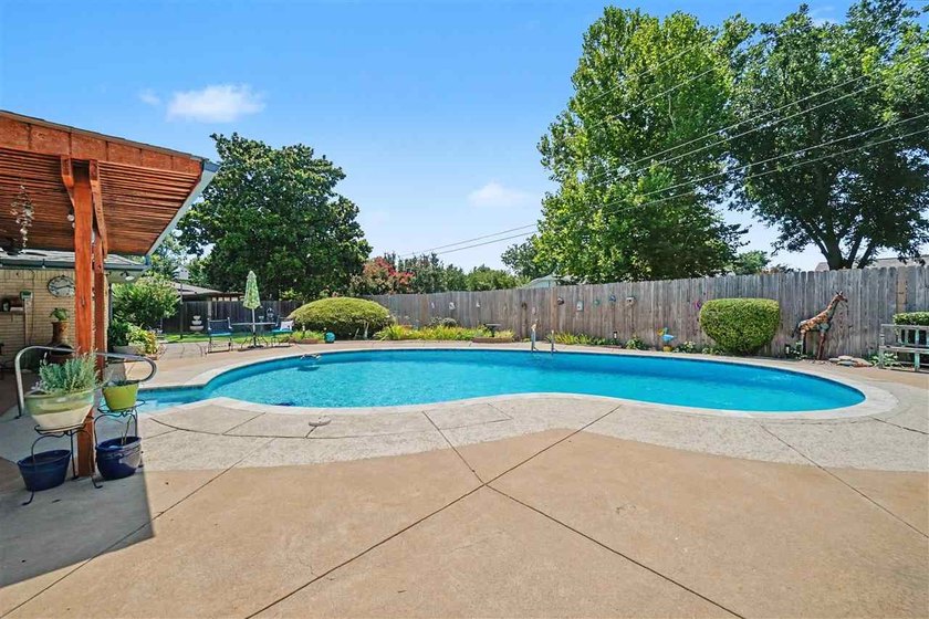 Absolutely beautiful, totally updated home in a prime location! - photo 40