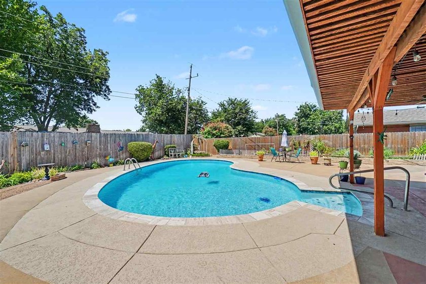 Absolutely beautiful, totally updated home in a prime location! - photo 41