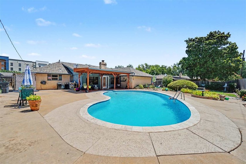 Absolutely beautiful, totally updated home in a prime location! - photo 42