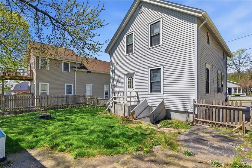 Welcome home to this charming Colonial in the heart of - photo 3