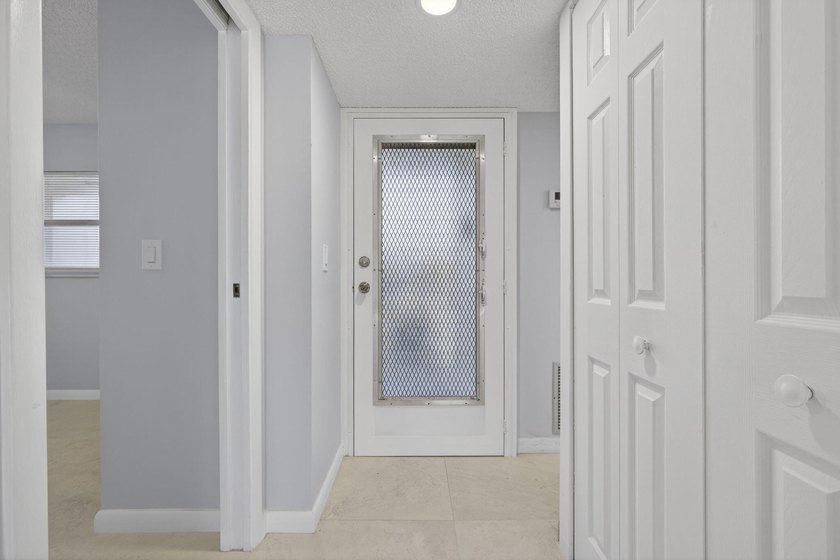 Beautifully remodeled, turnkey 2nd-floor condo in the highly - photo 18