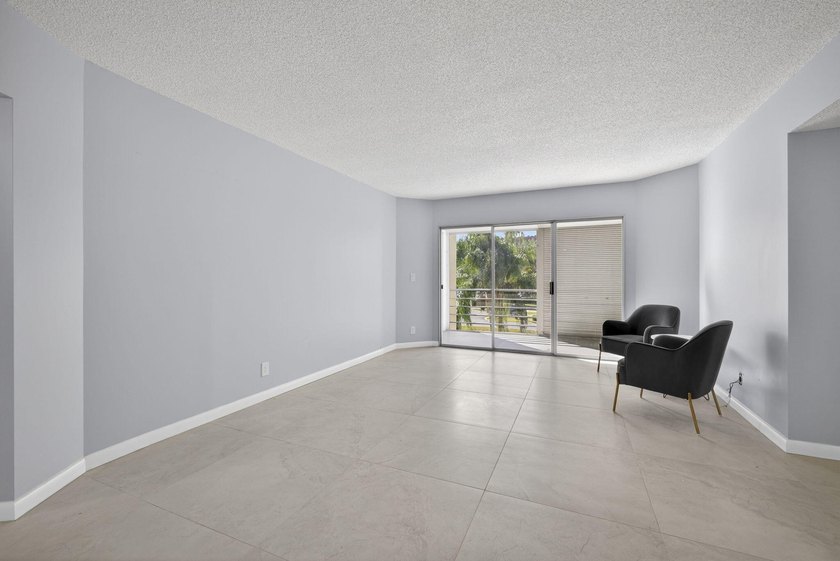 Beautifully remodeled, turnkey 2nd-floor condo in the highly - photo 20