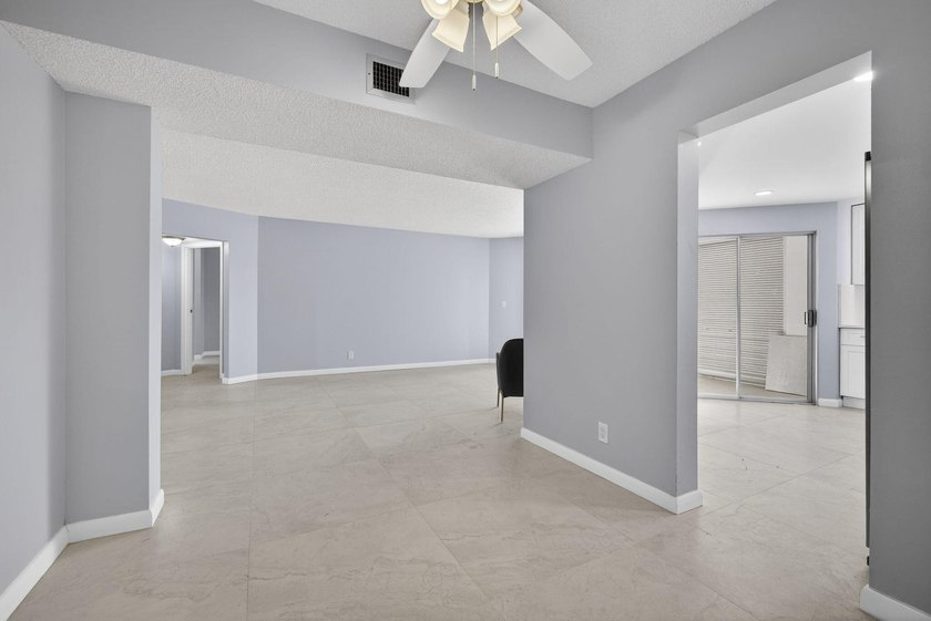 Beautifully remodeled, turnkey 2nd-floor condo in the highly - photo 25