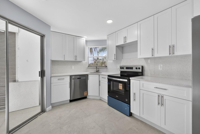 Beautifully remodeled, turnkey 2nd-floor condo in the highly - photo 27