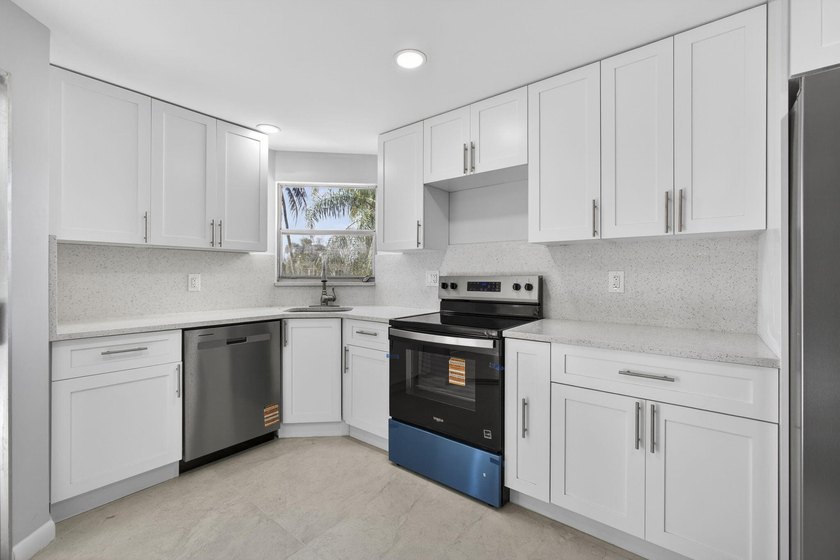 Beautifully remodeled, turnkey 2nd-floor condo in the highly - photo 28