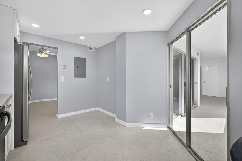 Beautifully remodeled, turnkey 2nd-floor condo in the highly - photo 30