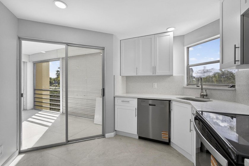 Beautifully remodeled, turnkey 2nd-floor condo in the highly - photo 31