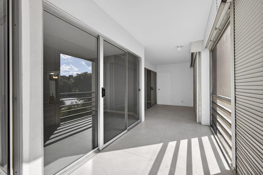 Beautifully remodeled, turnkey 2nd-floor condo in the highly - photo 32