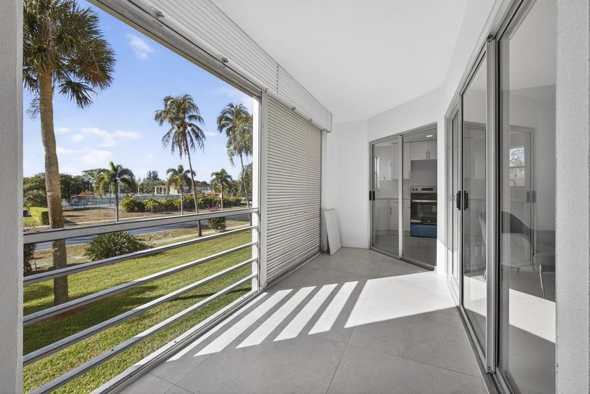 Beautifully remodeled, turnkey 2nd-floor condo in the highly - photo 38