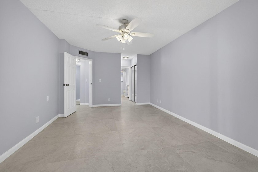Beautifully remodeled, turnkey 2nd-floor condo in the highly - photo 40