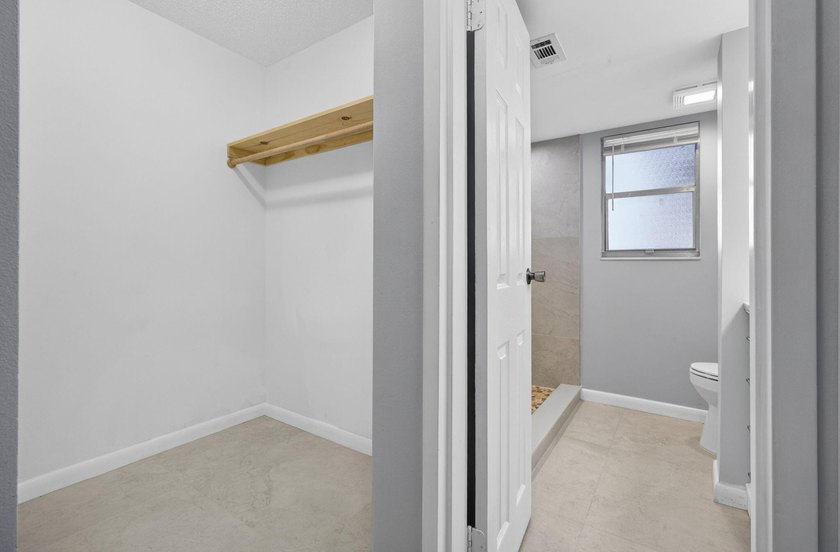 Beautifully remodeled, turnkey 2nd-floor condo in the highly - photo 42