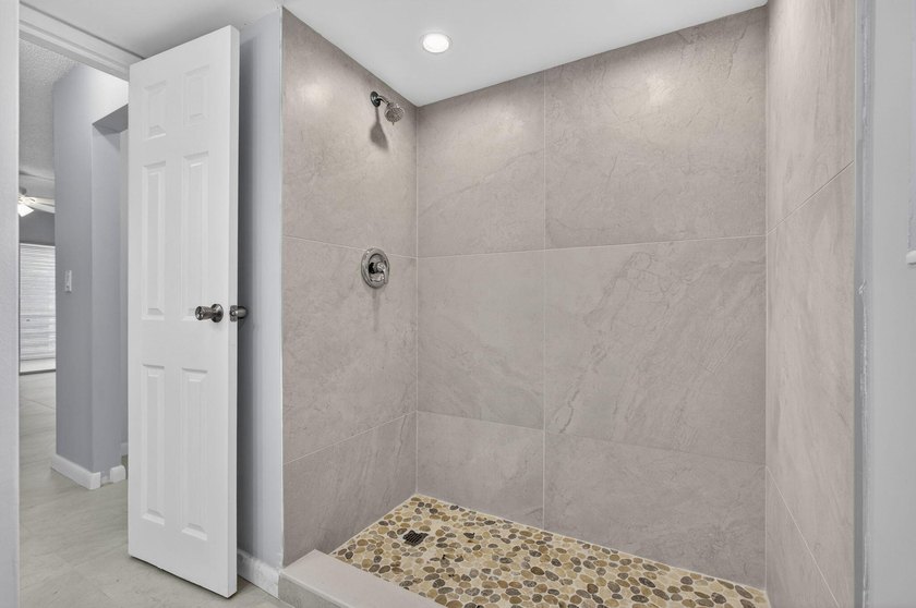 Beautifully remodeled, turnkey 2nd-floor condo in the highly - photo 45