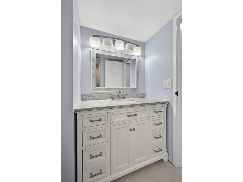 Beautifully remodeled, turnkey 2nd-floor condo in the highly - photo 46