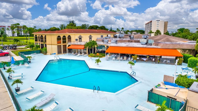 Beautifully remodeled, turnkey 2nd-floor condo in the highly - photo 48