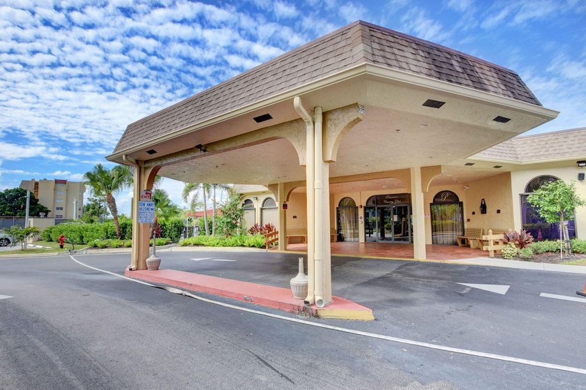 Beautifully remodeled, turnkey 2nd-floor condo in the highly - photo 49