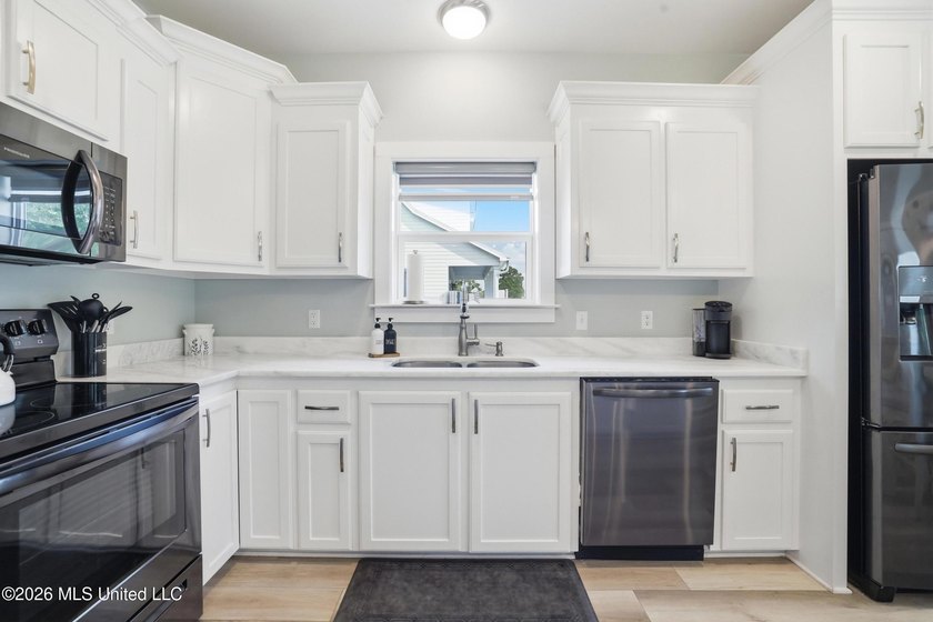 Just 1/2 mile from the beach, this adorable 4-year-young cottage - photo 18