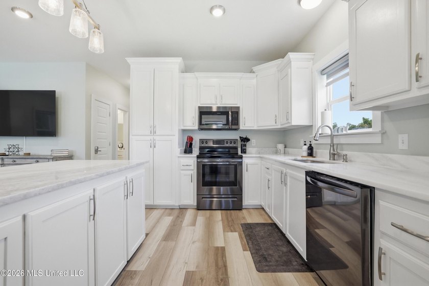 Just 1/2 mile from the beach, this adorable 4-year-young cottage - photo 19