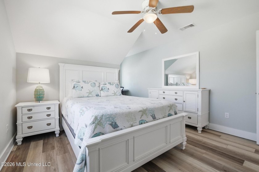 Just 1/2 mile from the beach, this adorable 4-year-young cottage - photo 32