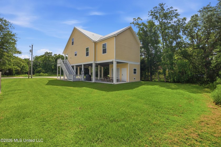 Just 1/2 mile from the beach, this adorable 4-year-young cottage - photo 39