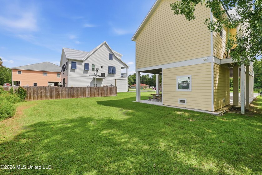 Just 1/2 mile from the beach, this adorable 4-year-young cottage - photo 40