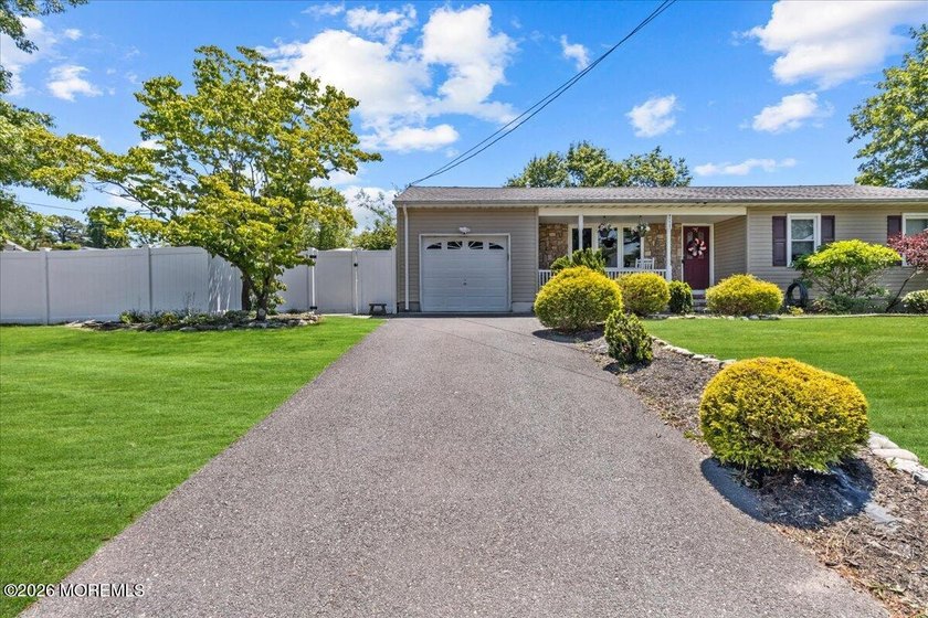 Welcome to this beautifully maintained 4-bedroom, 2-bath ranch - photo 3
