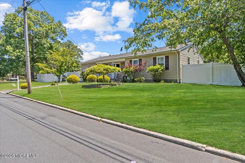 Welcome to this beautifully maintained 4-bedroom, 2-bath ranch - photo 4